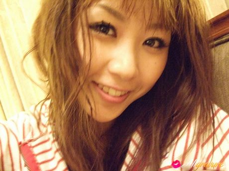 亞洲模特兒西田真衣在單人秀中展示她令人驚嘆的胸部和姿勢