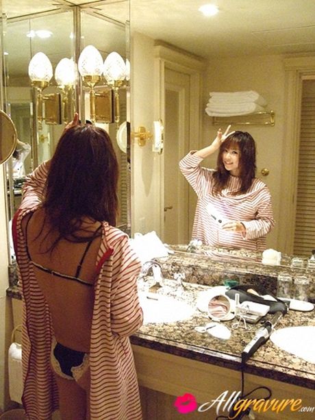 亞洲模特兒西田真衣在單人秀中展示她令人驚嘆的胸部和姿勢