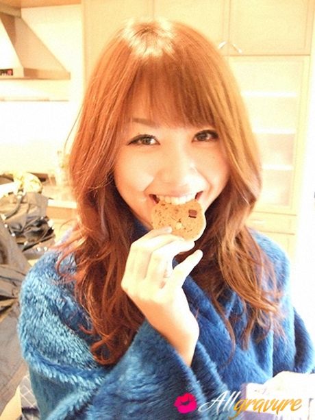 亞洲模特兒西田真衣在單人秀中展示她令人驚嘆的胸部和姿勢