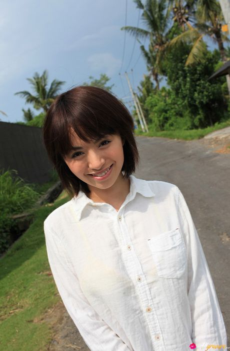 迷人的亞洲少女 Rika Hoshimi 展示她豐滿的臀部和剃光的陰部