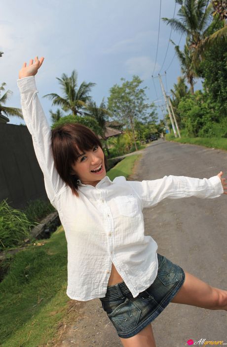 迷人的亞洲少女 Rika Hoshimi 展示她豐滿的臀部和剃光的陰部