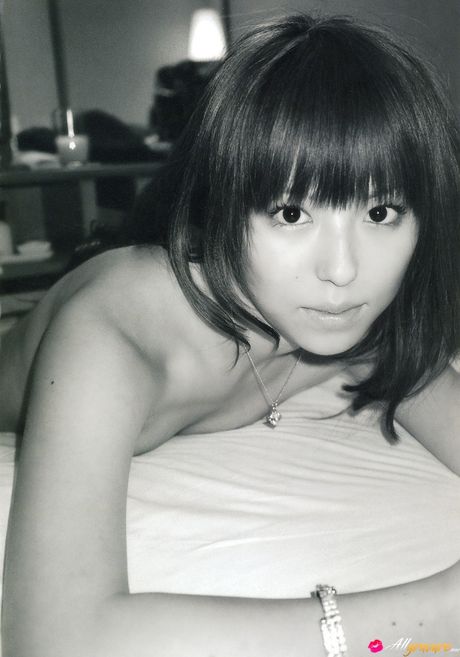 亞洲女孩 Chinatsu Wakatsuki 展示她火辣的臀部，並在戶外拍攝裸體照片