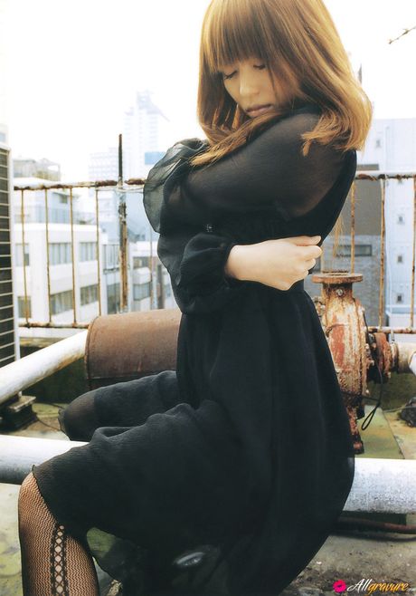 亞洲女孩 Chinatsu Wakatsuki 展示她火辣的臀部，並在戶外拍攝裸體照片