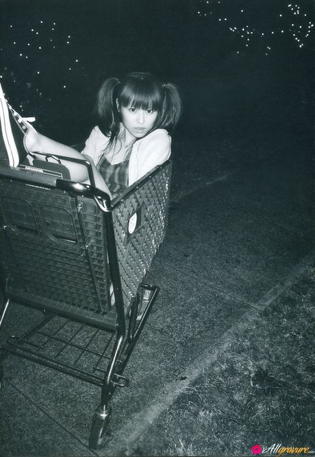 亞洲女孩 Chinatsu Wakatsuki 展示她火辣的臀部，並在戶外拍攝裸體照片