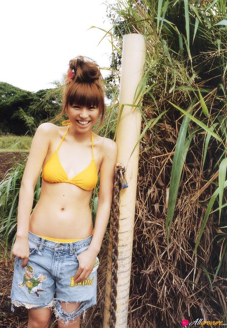 亞洲女孩 Chinatsu Wakatsuki 展示她火辣的臀部，並在戶外拍攝裸體照片