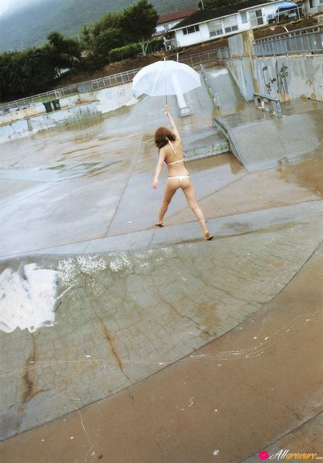 亞洲女孩 Chinatsu Wakatsuki 展示她火辣的臀部，並在戶外拍攝裸體照片