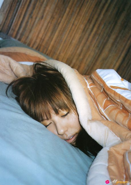 亞洲女孩 Chinatsu Wakatsuki 展示她火辣的臀部，並在戶外拍攝裸體照片