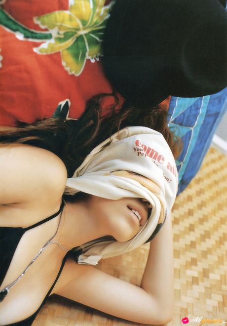 亞洲女孩 Chinatsu Wakatsuki 展示她火辣的臀部，並在戶外拍攝裸體照片