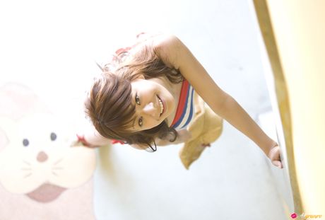 アジアの十代の八田綾子はプールに入る前にドレスを脱ぐ