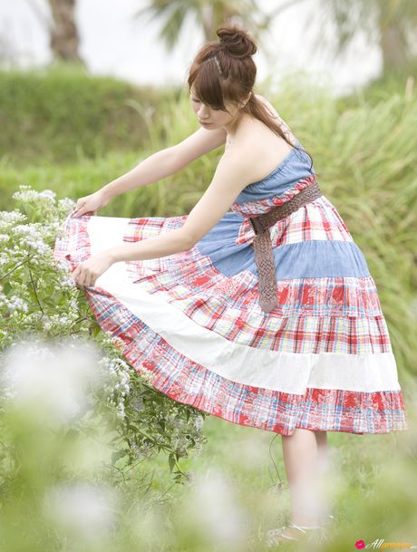 アジアの十代の八田綾子はプールに入る前にドレスを脱ぐ