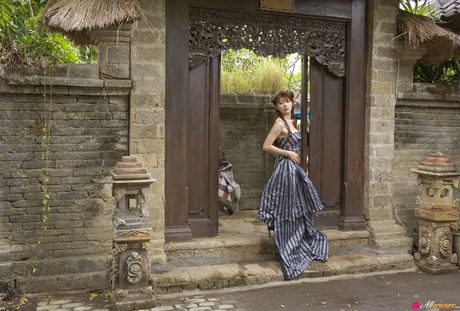 アジアの十代の八田綾子はプールに入る前にドレスを脱ぐ