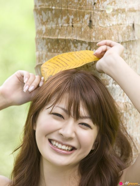 アジアの十代の八田綾子はプールに入る前にドレスを脱ぐ