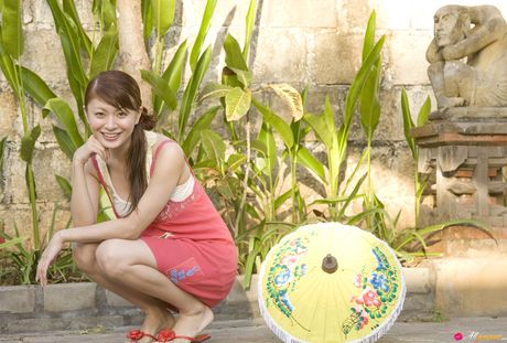 アジアの十代の八田綾子はプールに入る前にドレスを脱ぐ