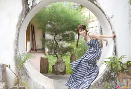 アジアの十代の八田綾子はプールに入る前にドレスを脱ぐ