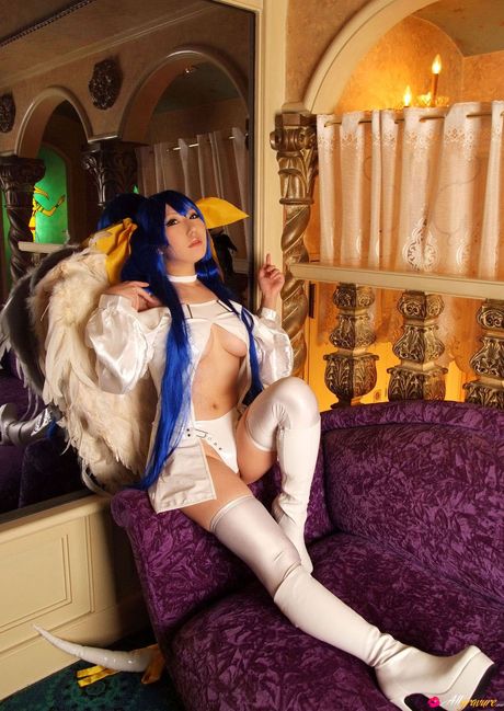 アヤカはセクシーなランジェリーでポーズをとるのが大好きな青い髪の美人です