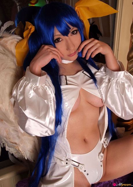 アヤカはセクシーなランジェリーでポーズをとるのが大好きな青い髪の美人です