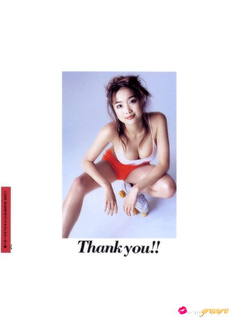 アジア美人の佐藤江梨子が、ソロで素晴らしいメロンとポーズを披露