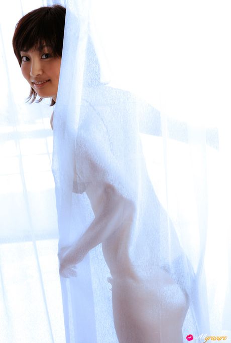 Asiatisk babe Mai Harada viser sine små bryster frem og poserer i en bikini