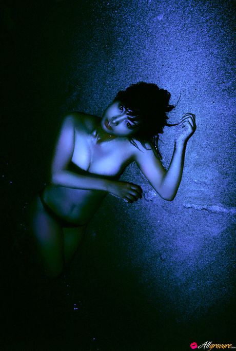 Asiatisk babe Mai Harada viser sine små bryster frem og poserer i en bikini