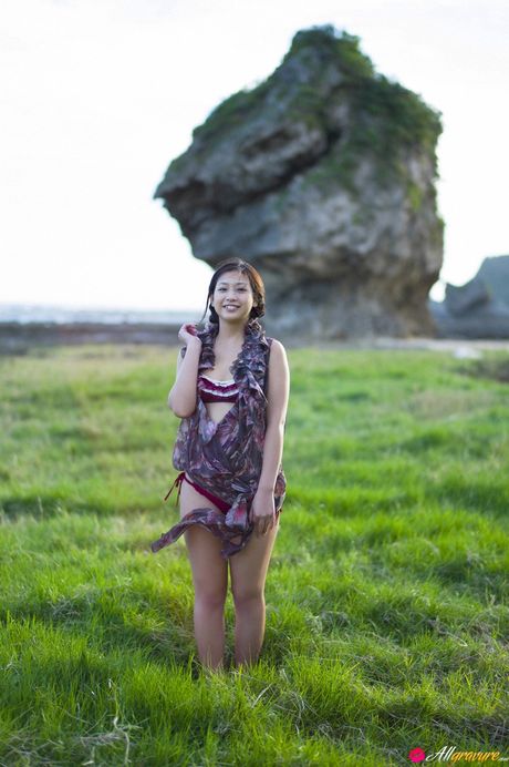 アジアのティーン佐山彩香が花畑で毛布の上で裸になる