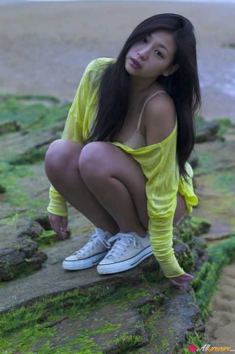 Asiatisk teenager Sayama Ayaka bliver nøgen på et tæppe i en blomstermark