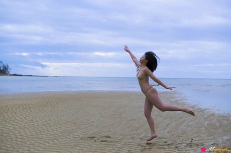 アジアのティーン佐山彩香が花畑で毛布の上で裸になる