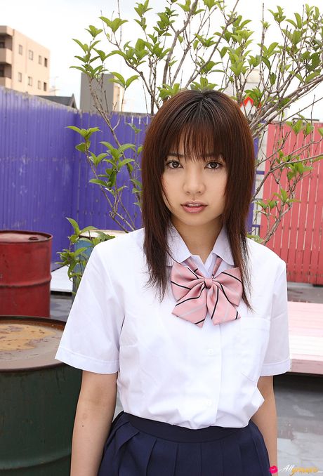 迷人的亞洲女孩 Haruka Itoh 炫耀她的性感臀部並張開她的陰部