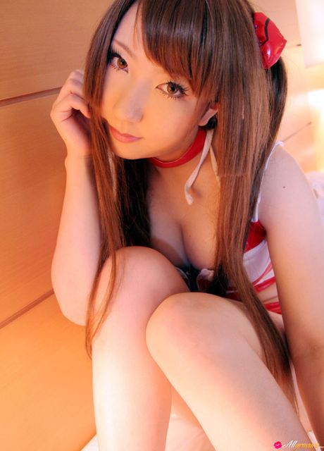 アジアのティーンアヤカはソロで彼女の小さな胸と毛のない猫を強調します