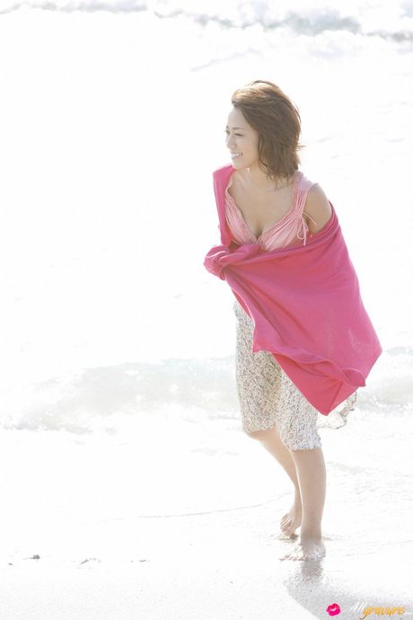 可愛的亞洲寶貝 Misato Kashiwagi 露出她豐滿的臀部並在戶外擺姿勢