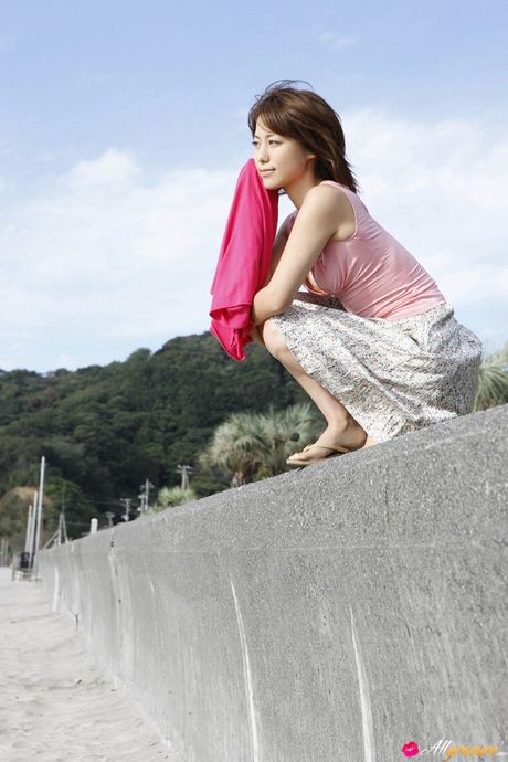 可愛的亞洲寶貝 Misato Kashiwagi 露出她豐滿的臀部並在戶外擺姿勢