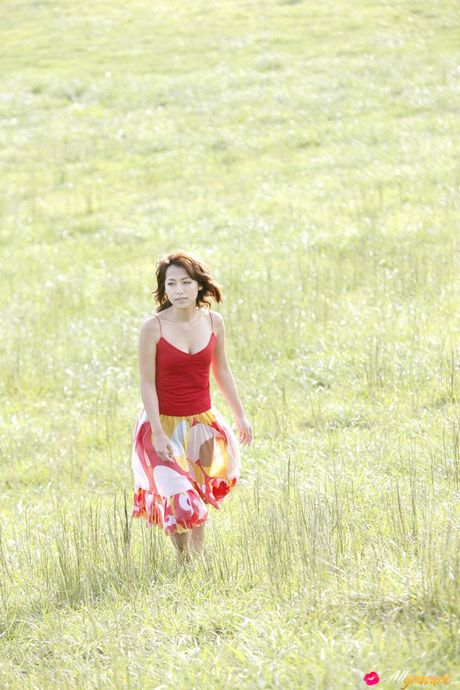 可愛的亞洲寶貝 Misato Kashiwagi 露出她豐滿的臀部並在戶外擺姿勢