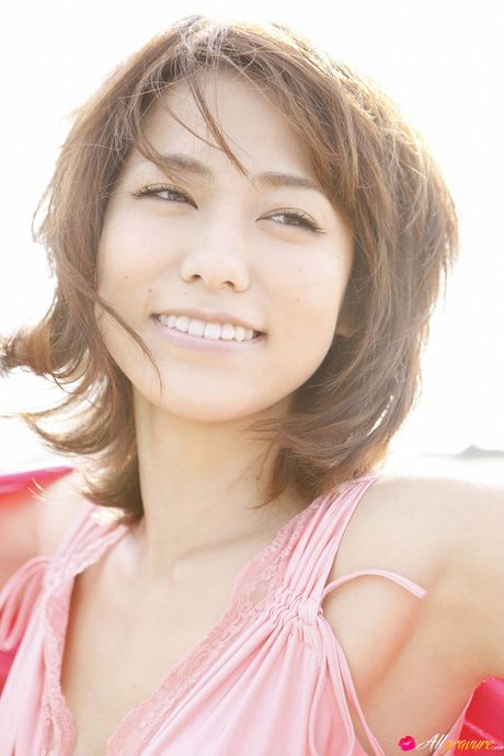 可愛的亞洲寶貝 Misato Kashiwagi 露出她豐滿的臀部並在戶外擺姿勢