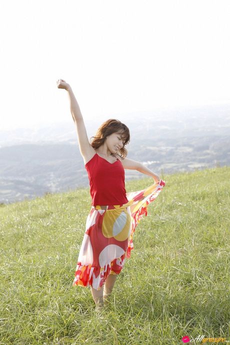 可愛的亞洲寶貝 Misato Kashiwagi 露出她豐滿的臀部並在戶外擺姿勢