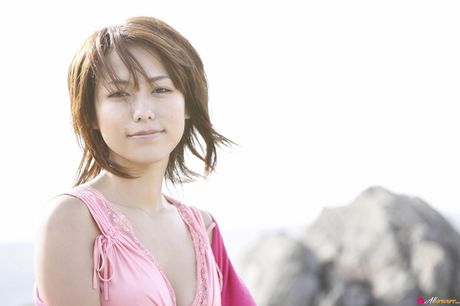 可愛的亞洲寶貝 Misato Kashiwagi 露出她豐滿的臀部並在戶外擺姿勢