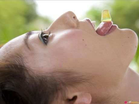 Den asiatiske coverpige Momoko Tani tager sit lingeri af, før hun hopper i et badekar