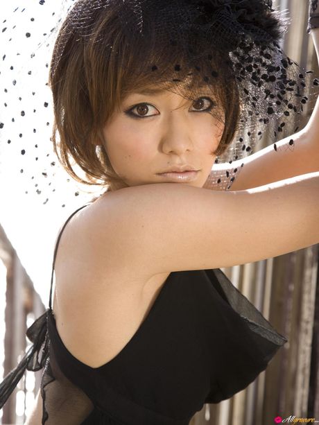 Den asiatiske coverpige Momoko Tani tager sit lingeri af, før hun hopper i et badekar