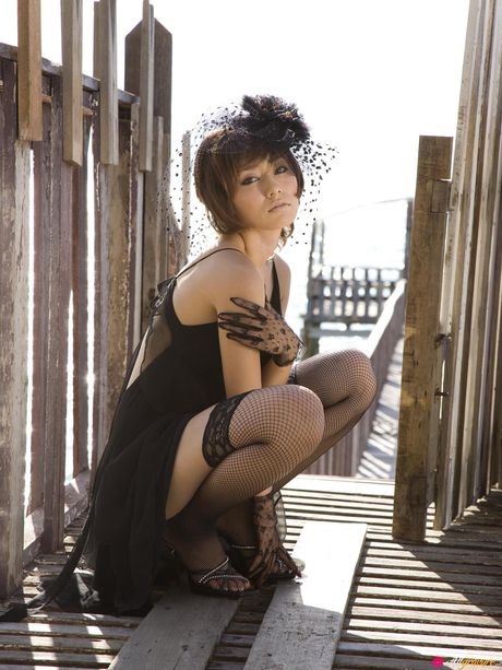 Den asiatiske coverpige Momoko Tani tager sit lingeri af, før hun hopper i et badekar