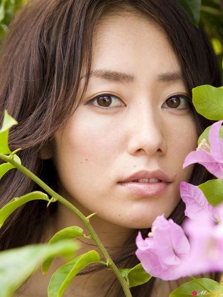 Den asiatiske coverpige Momoko Tani tager sit lingeri af, før hun hopper i et badekar