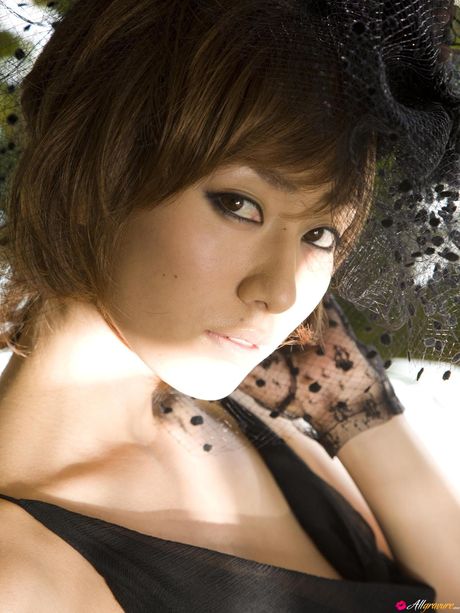 Den asiatiske coverpige Momoko Tani tager sit lingeri af, før hun hopper i et badekar