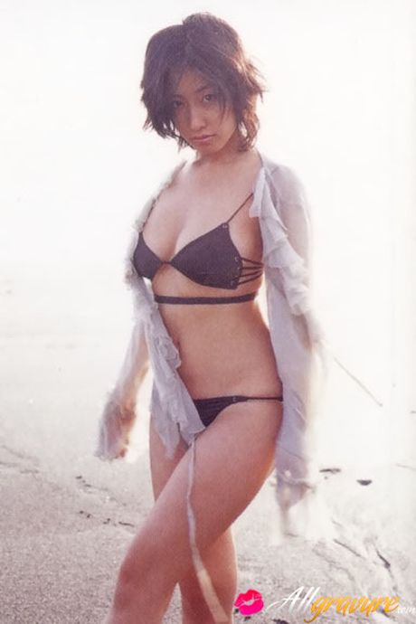 アジアのキュートな佐藤寛子が素晴らしい胸を露わにしてソロでポーズをとる