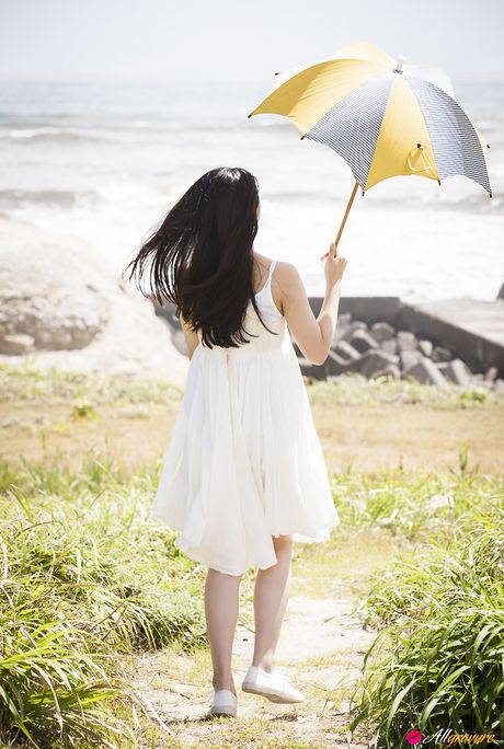 Asian beauty Emi Takei gets naked on a blanket in a garden