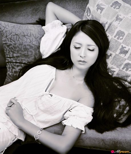 Asiatisk teenager Leah Dizon bliver nøgen i et felt af kirsebærblomster