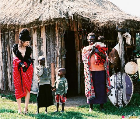 Asiatisk teenager Leah Dizon bliver nøgen i et felt af kirsebærblomster