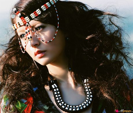 Asiatisk teenager Leah Dizon bliver nøgen i et felt af kirsebærblomster