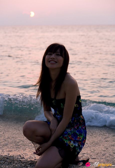 ビキニモデルの優木まおみが大きなお尻を際立たせてソロでポーズをとる