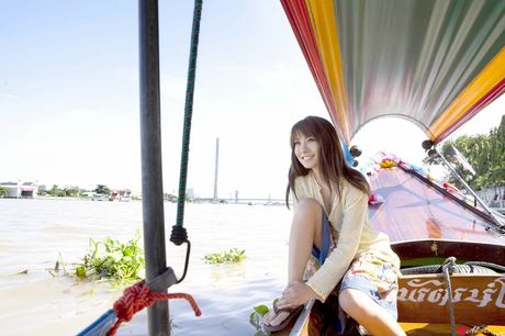 アジアの表紙ガール、山本梓が服を脱ぎ、裸の姿を披露