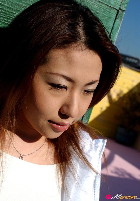 Den asiatiske teenager Sumire tager sit tøj af og afslører sig selv nøgen i bushen