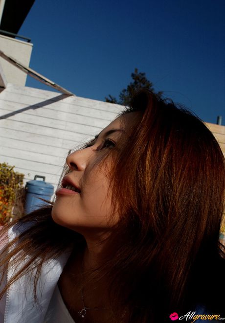 亞洲少女 Sumire 在灌木叢中脫掉衣服，露出裸體