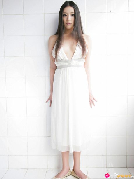 亞洲寶貝 Maki Miyamoto 在獨奏中展示了她令人驚嘆的身材和姿勢