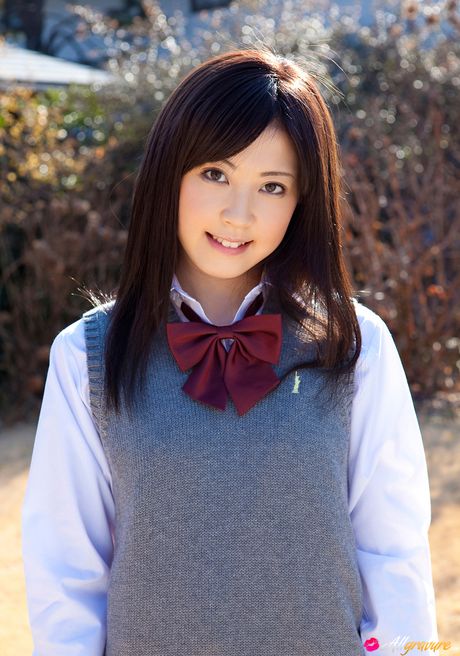 Vidunderlig japansk pige Riku Matsumoto viser sine små bryster frem og afslører sin komplette nøgenhed udendørs